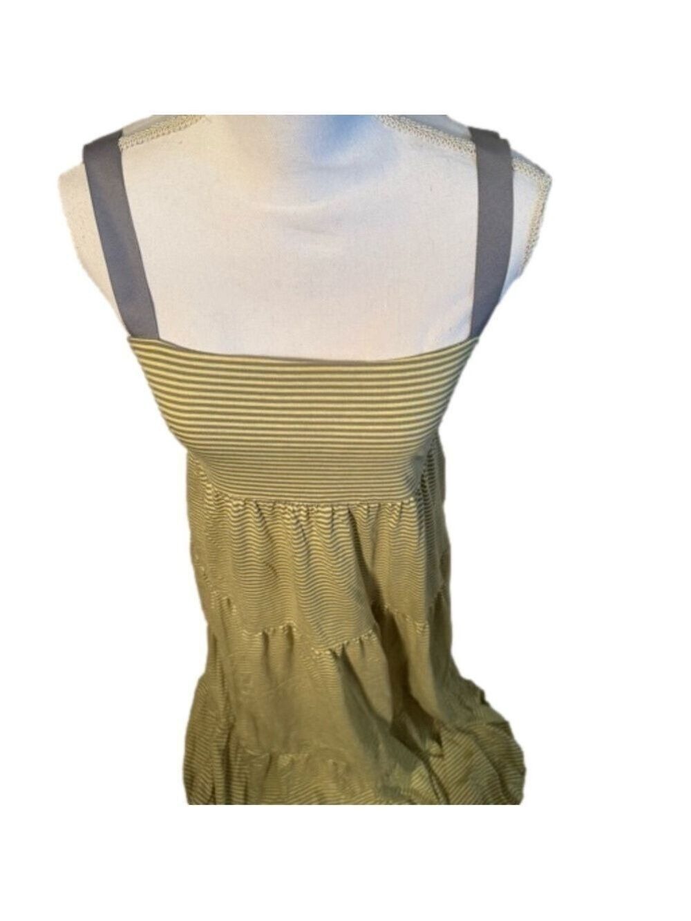 Old Navy Maxi Dress.
Size Small
NEW
Olive Green/ Yellow Striped - Picture 4 of 13